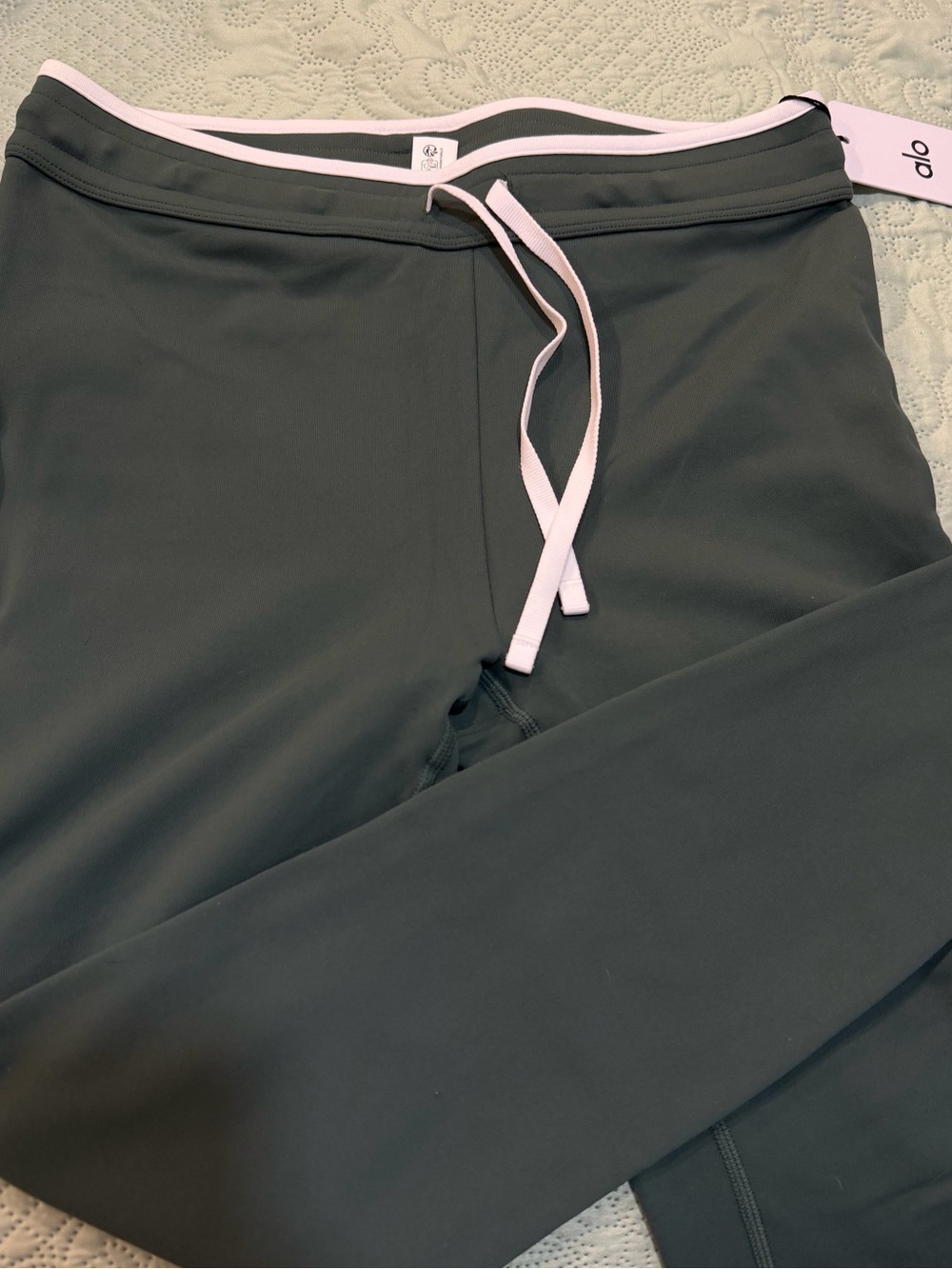 ALO Yoga Airbrush High waist 7/8 legging Green with White Trim